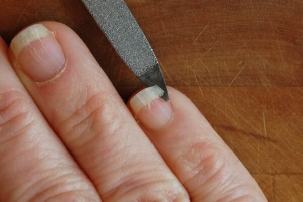 How to Repair a Broken Fingernail: Expert Tips and Tricks for a Quick Fix
